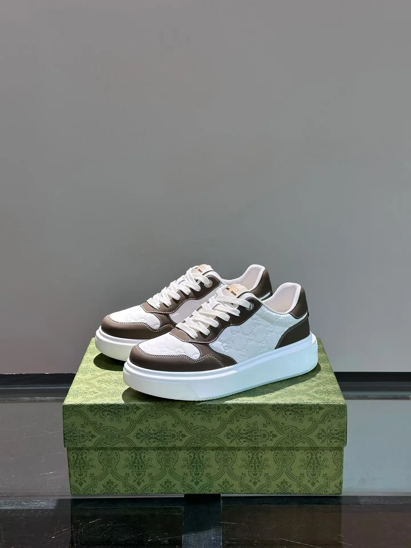 P440 new men's shoes GUCCI [Lightning] latest shoes are shipped. Original quality, fashionable, made of special materials, sheepskin lining, brand new packaging. The foot feels super comfortable and the workmanship is impeccable. Size: Male 38-45.